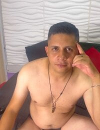 Emilianoveryhot's webcam live show