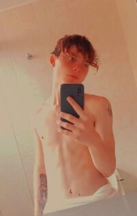 bad_young_boy_'s Offline XXX Chat