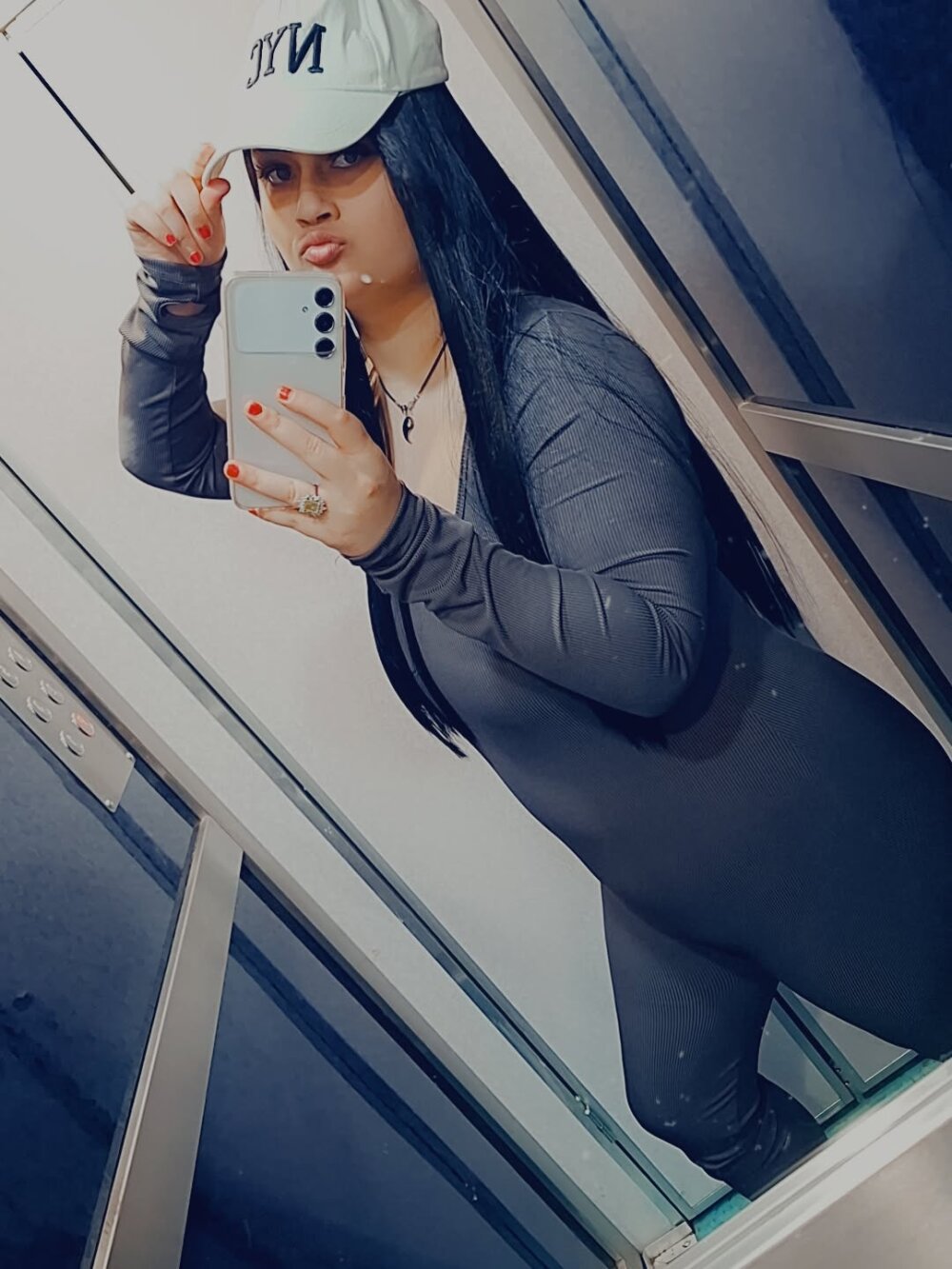 badgirlwebcam.com hermonie livesex profile in straight cams