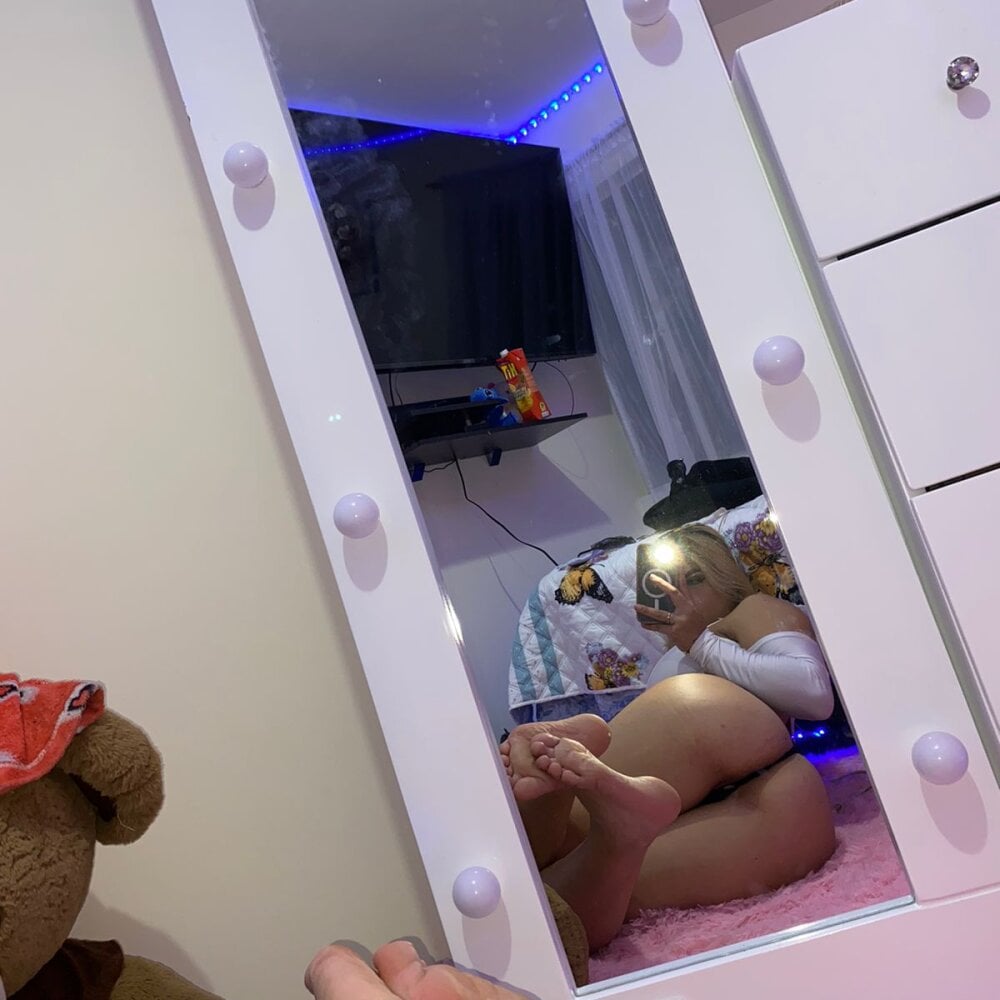 MiaWhitePink_ showing her sensual side