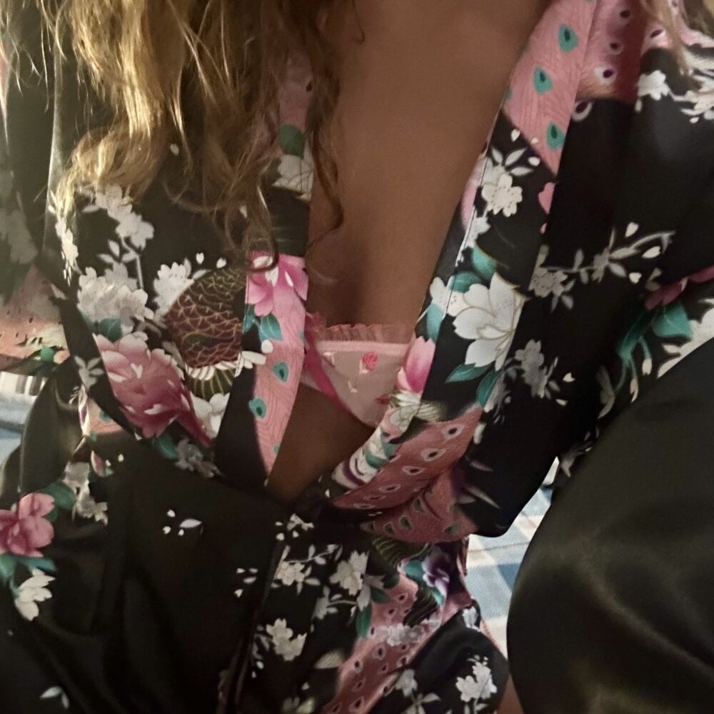 Emyferrari live cam model at StripChat