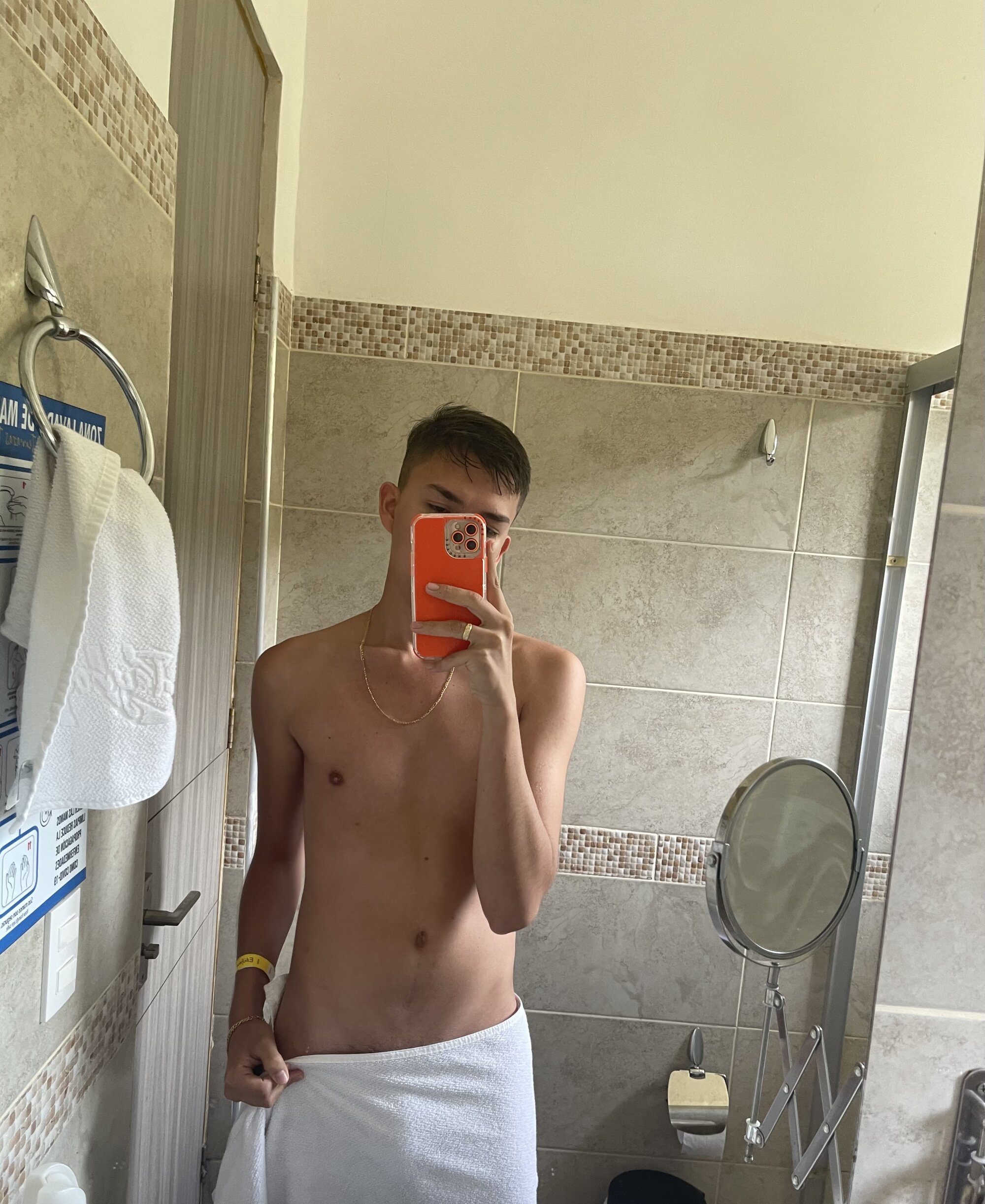 Arongray01