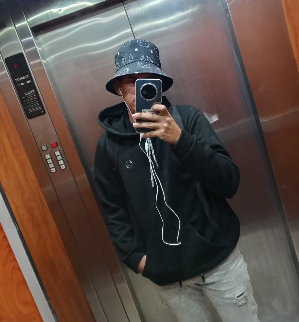 carluis2 from stripchat