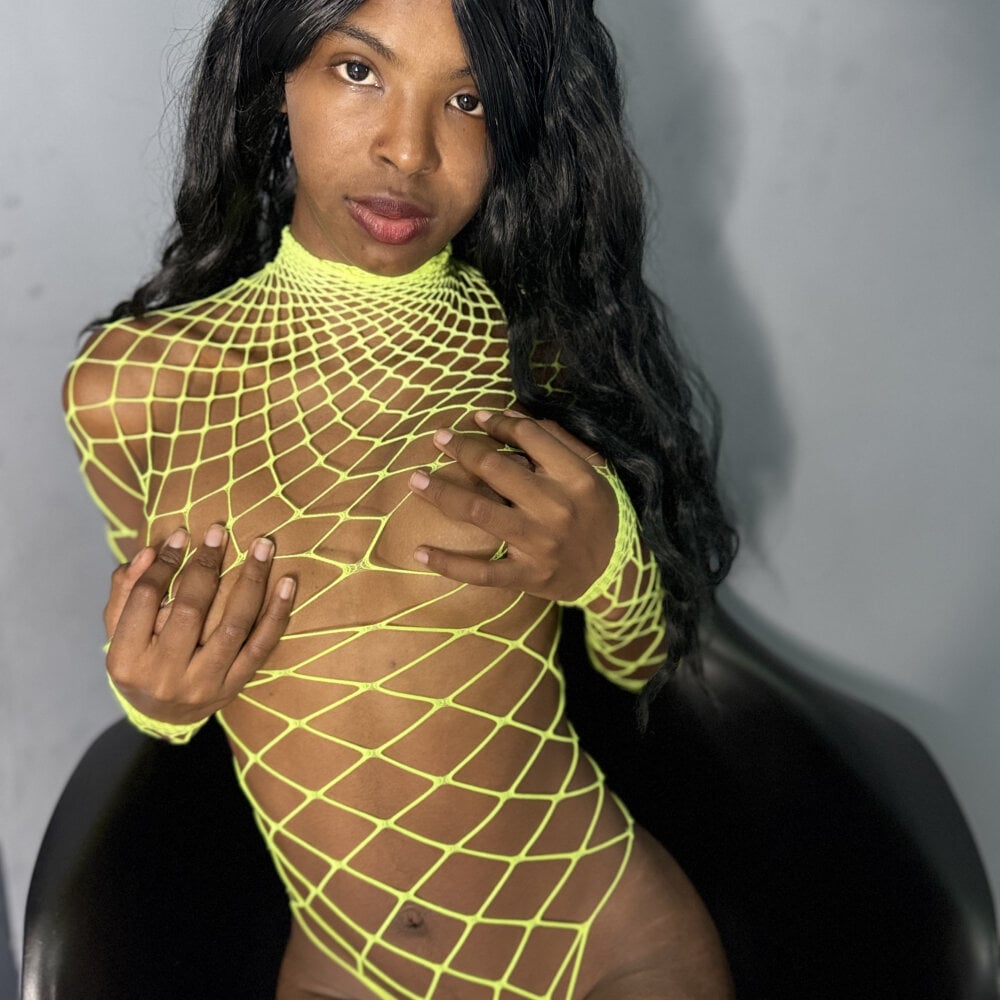 camilaasaenz from stripchat