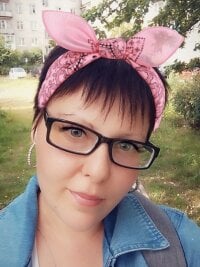 alisia_cute_'s Offline Chat Room