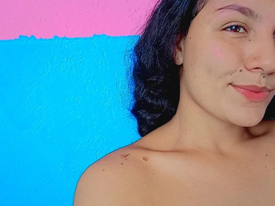 Live sex webcam photo for charlott_hot69 #289980056