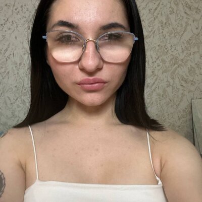 EmelineAird Live Cam on StripChat