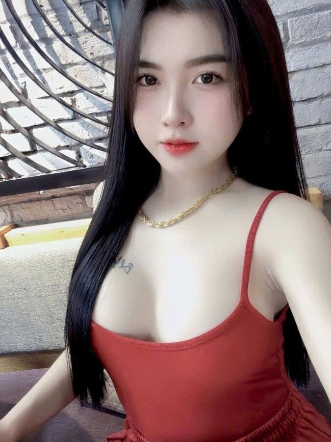 yelow-bee from stripchat