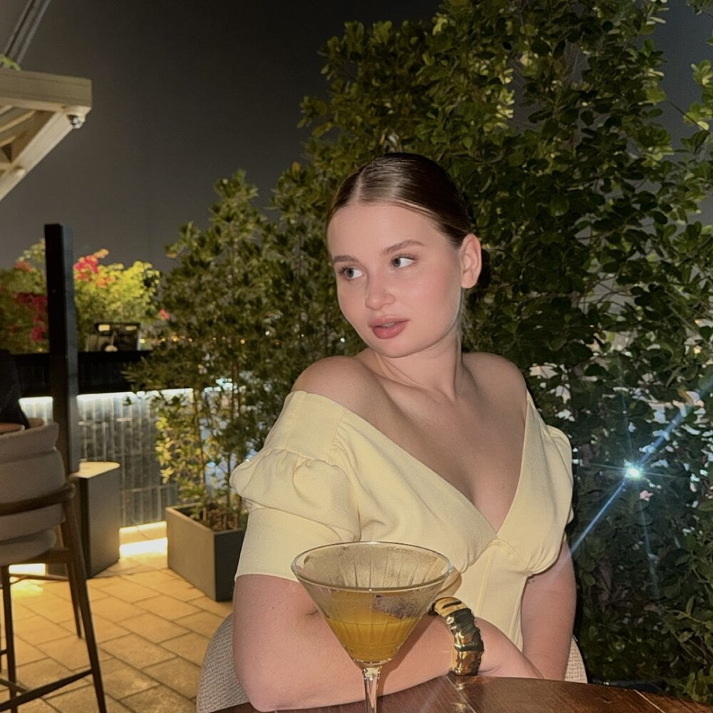 kirastylish webcam livesex profile on glamcambabes.com