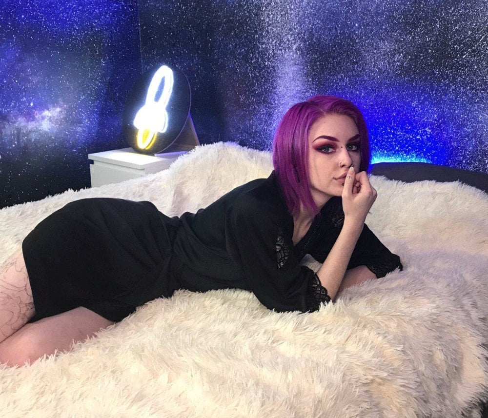 Emmily_Hill's Offline Chat Room