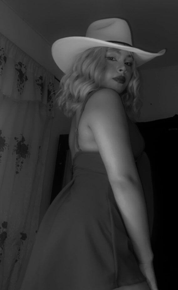 stripchat aldanasweets webcam profile pic via sexcityguide.com