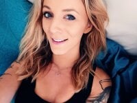 Heyitsmee33's Live Sex Cam Show