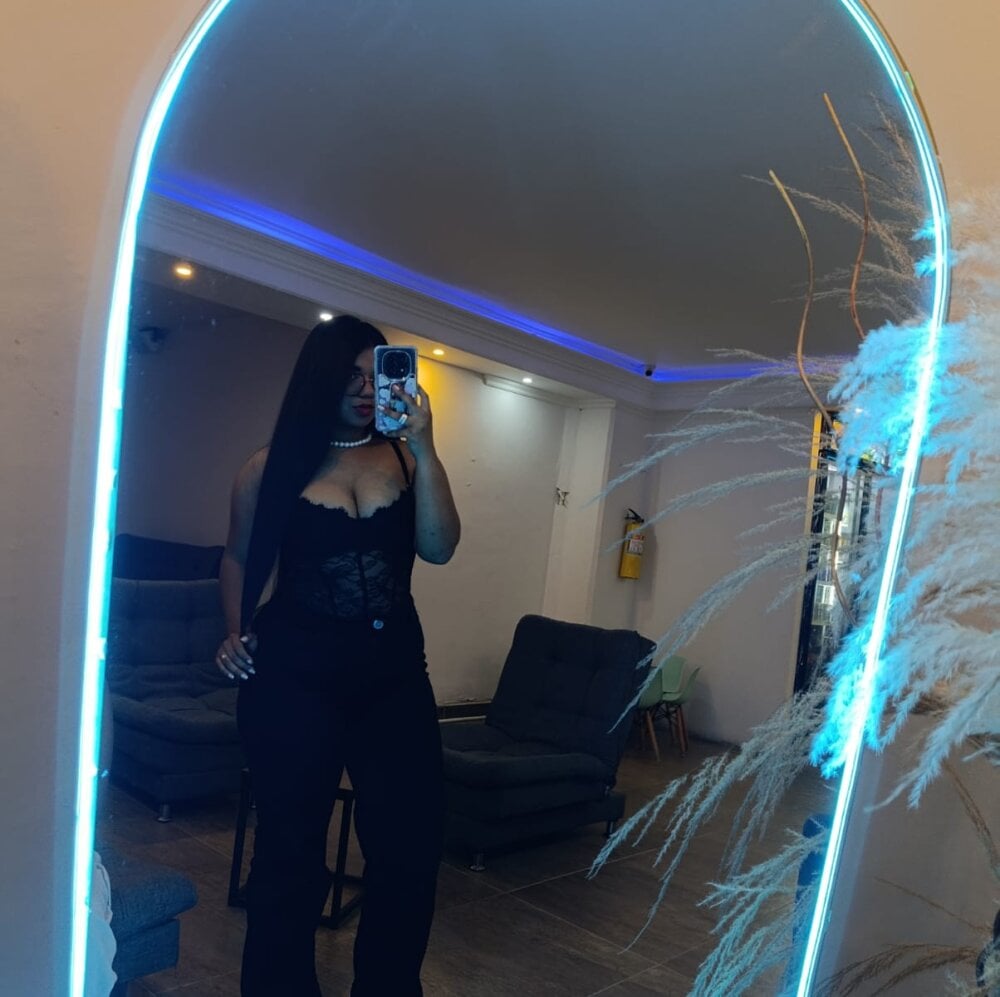stripchat zafiro_evans webcam profile pic via free6cams.com