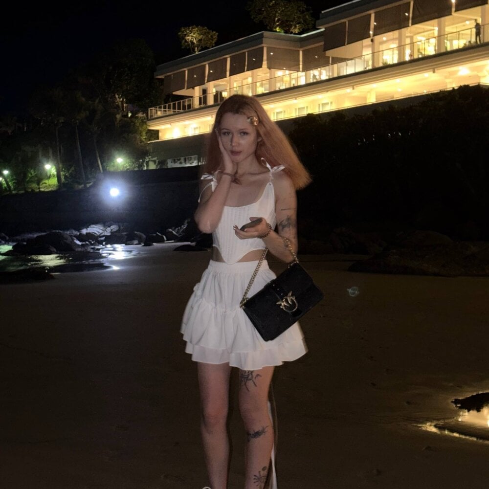 mega-camsex.com eyes00n livesex profile in slim cams