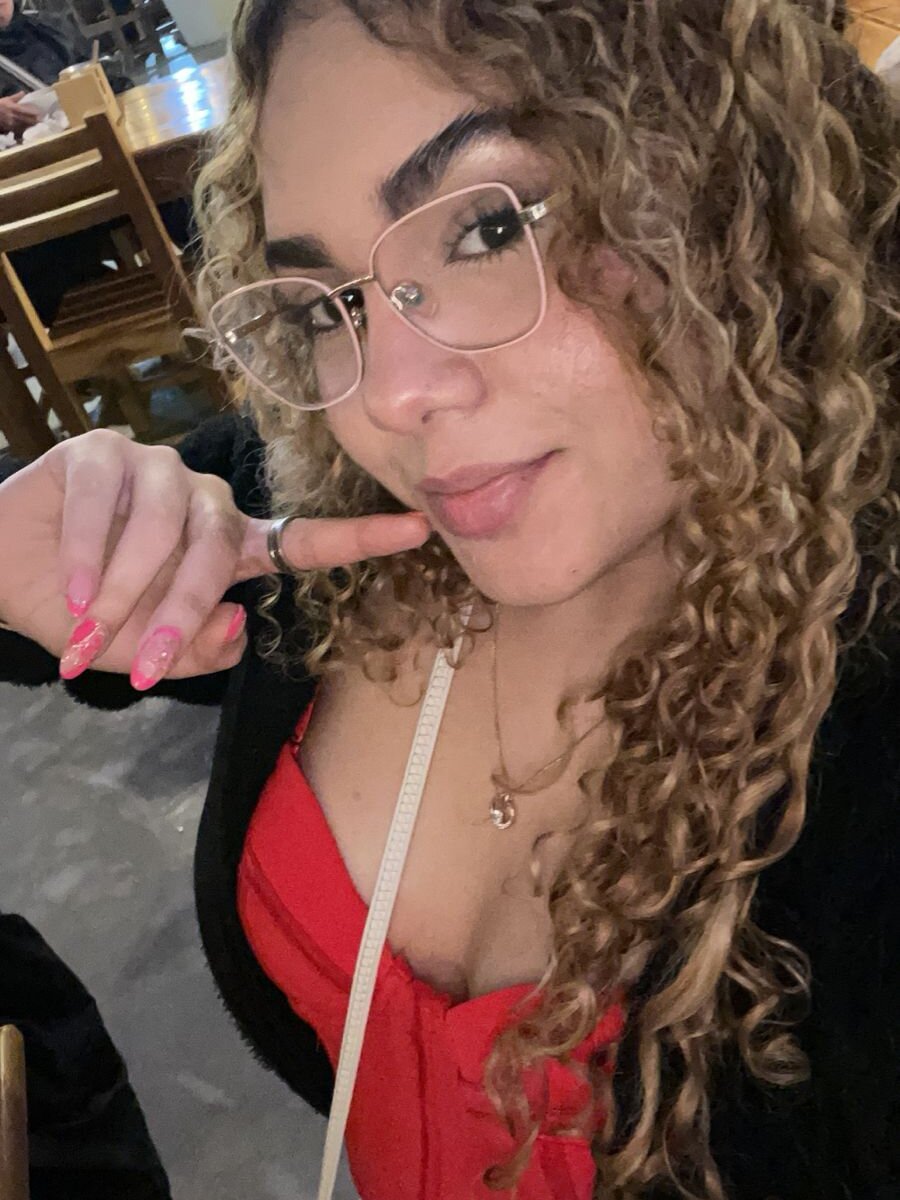 sexlivecamsites.com abril_dolly livesex profile in blond-hair cams