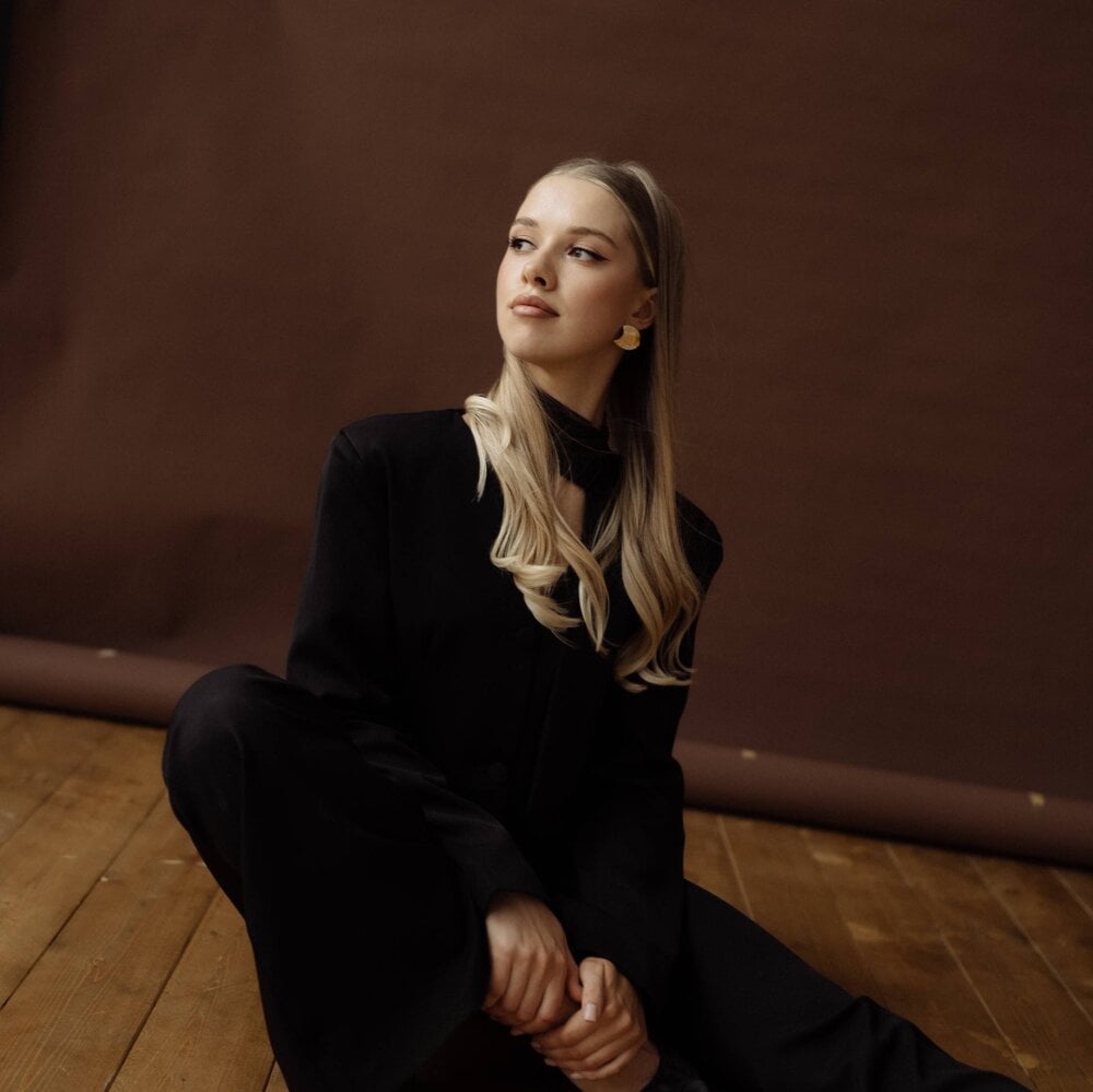 stripchat michikowienandt webcam profile pic via amateursex-livecam.com