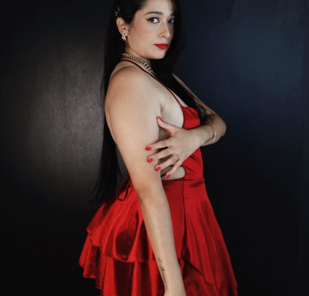 BiancaaRose live cam model at StripChat