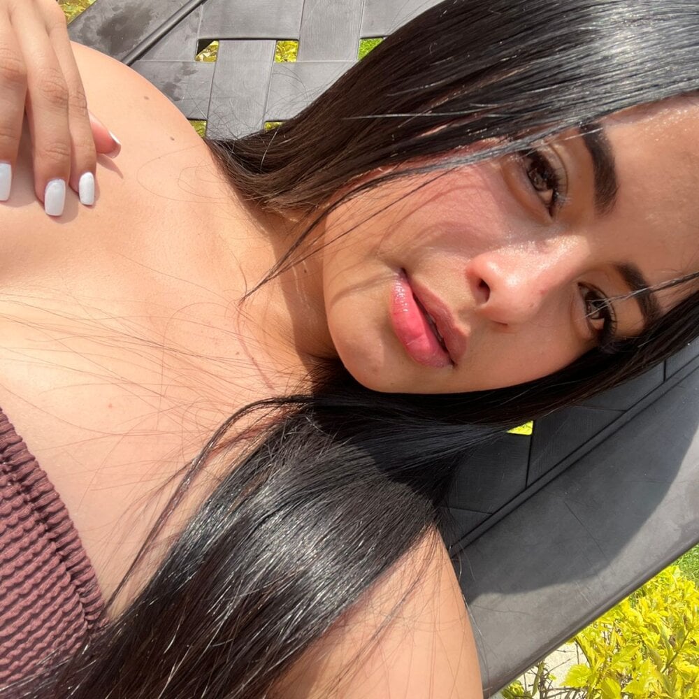 Live sex webcam photo for EmilyWalker11 #290218019