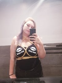 cutiewithcuves' Offline Chat Room