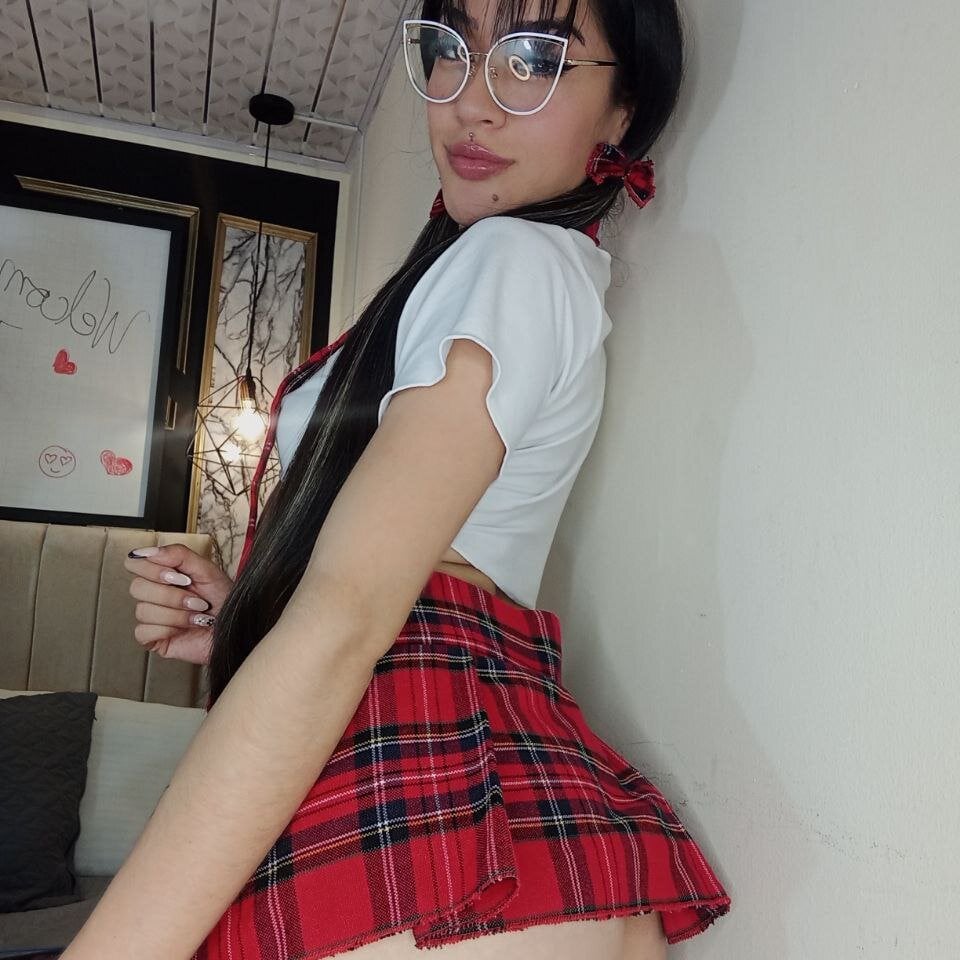 Emilie_Tyler live cam model at StripChat