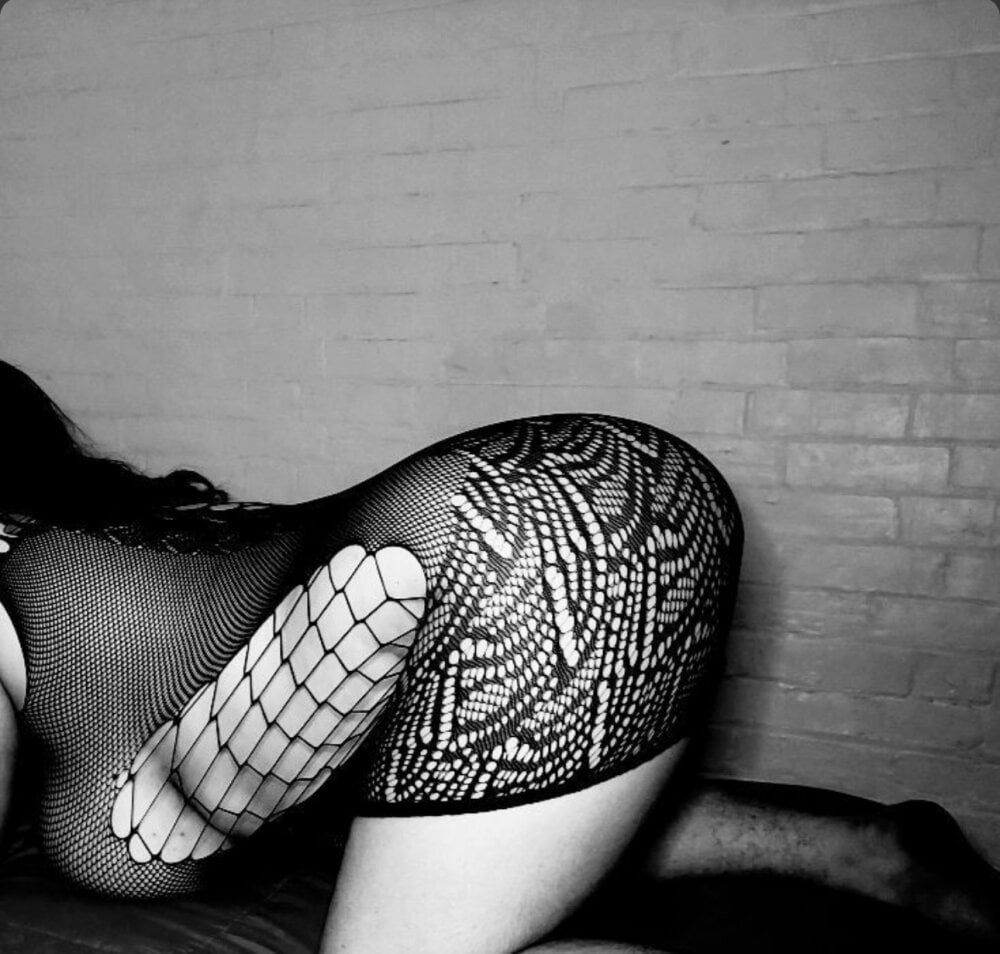 Tiahlalavender live cam model at StripChat