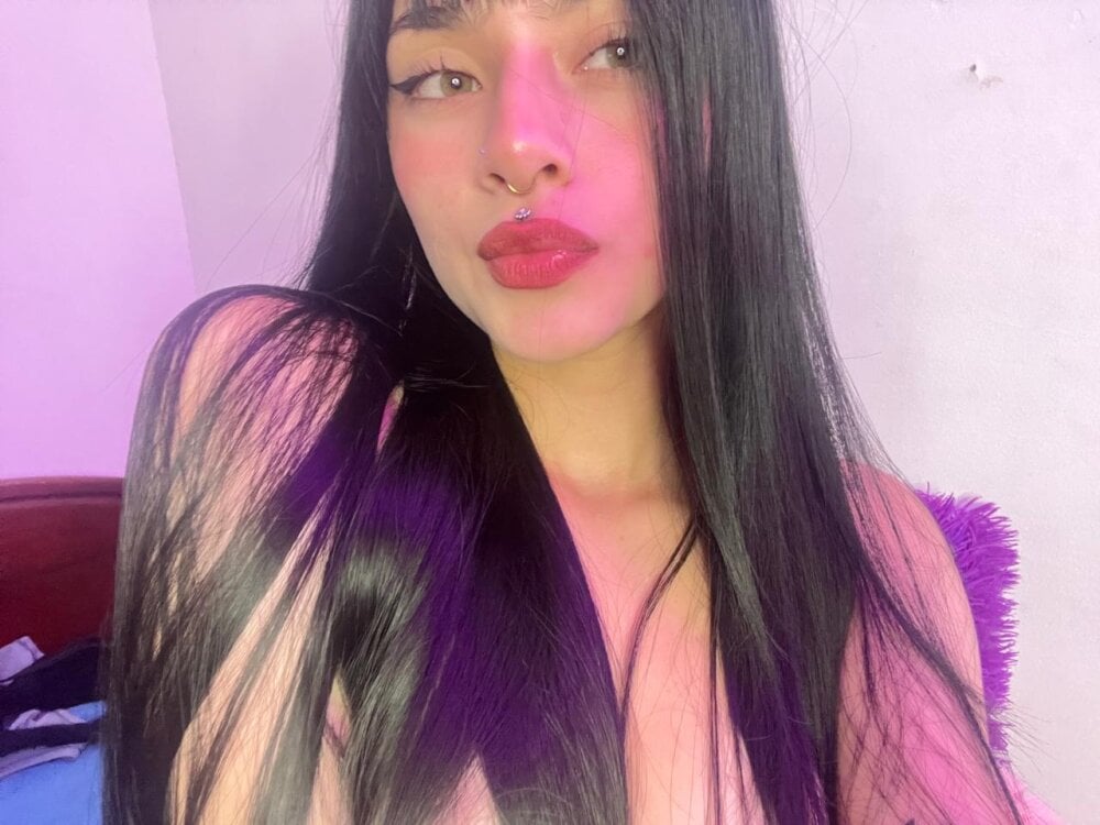 glamcambabes.com scarlet_babyy livesex profile in green-eyes cams