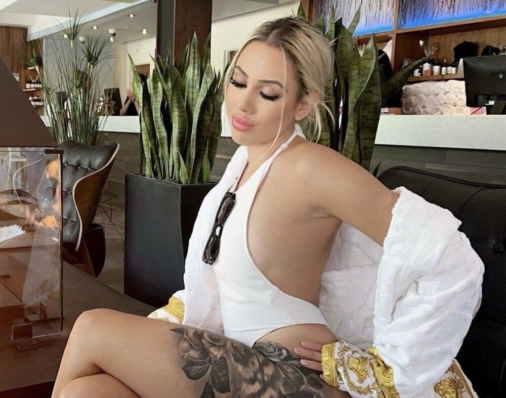 blondybigass15 live cam model at StripChat