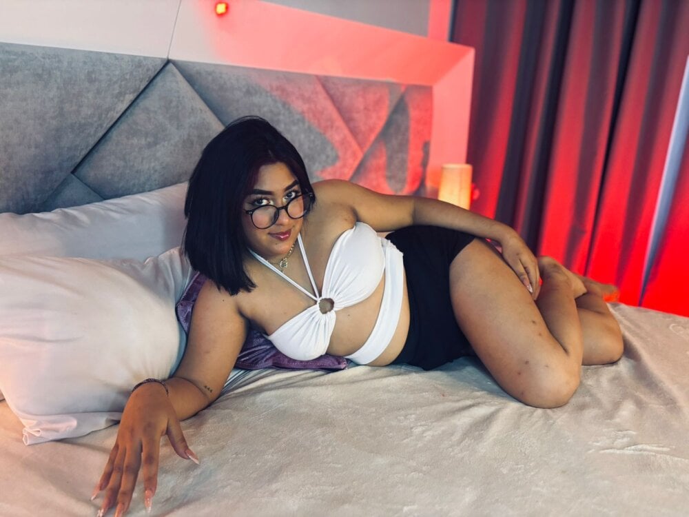 xxx-topcamgirls.com stefanny_jane livesex profile in land-of-good-girls cams