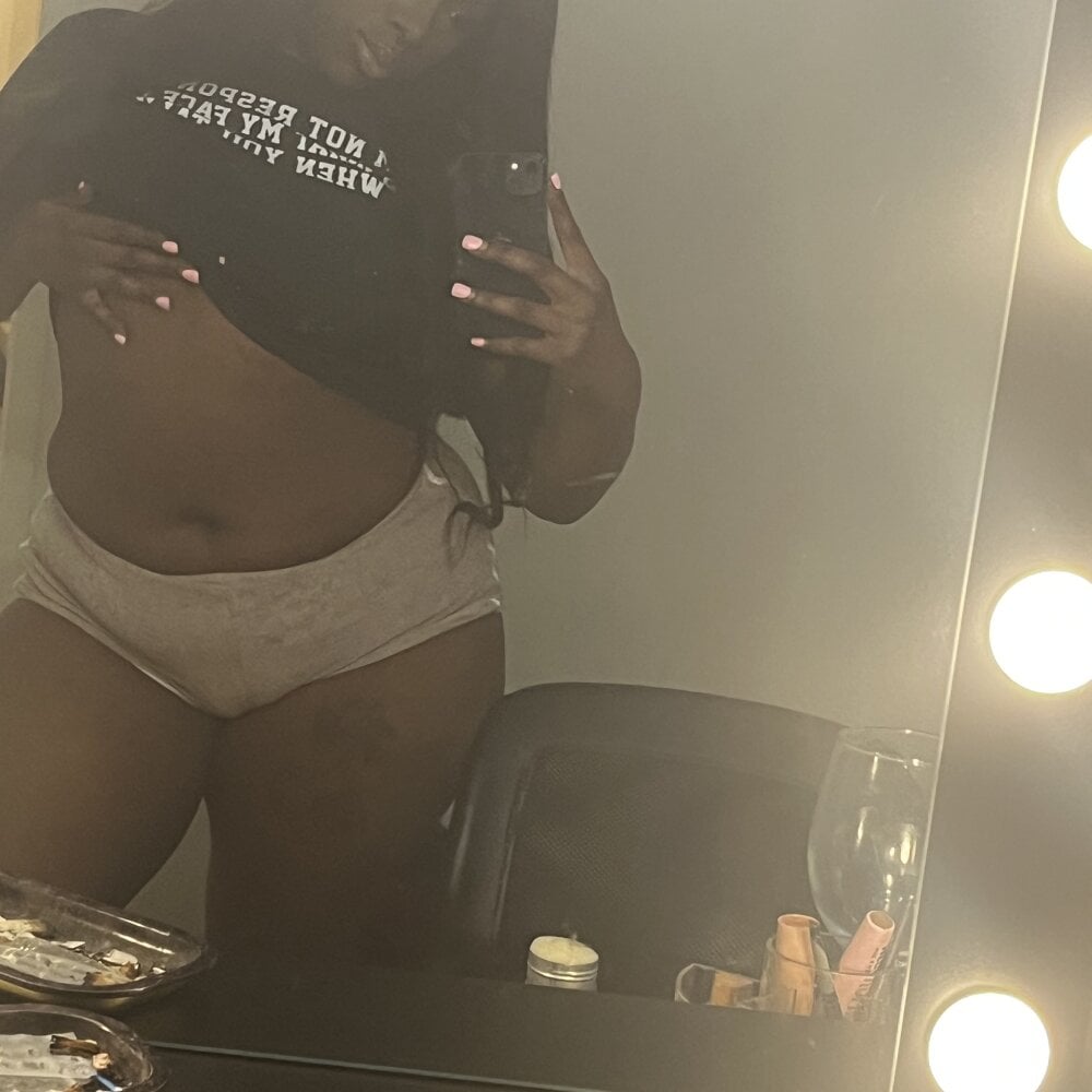 shejuicier live cam model at StripChat