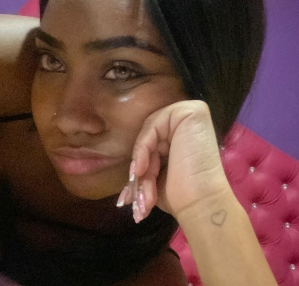 livesex.fan lunarose_3 livesex profile in small-tits cams