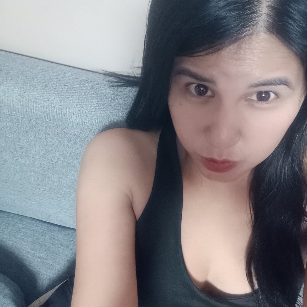 hotpinay28 webcam profile - British