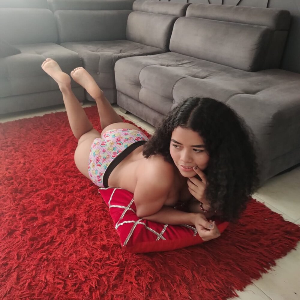 Live sex webcam photo for Angela_lovee #290055879