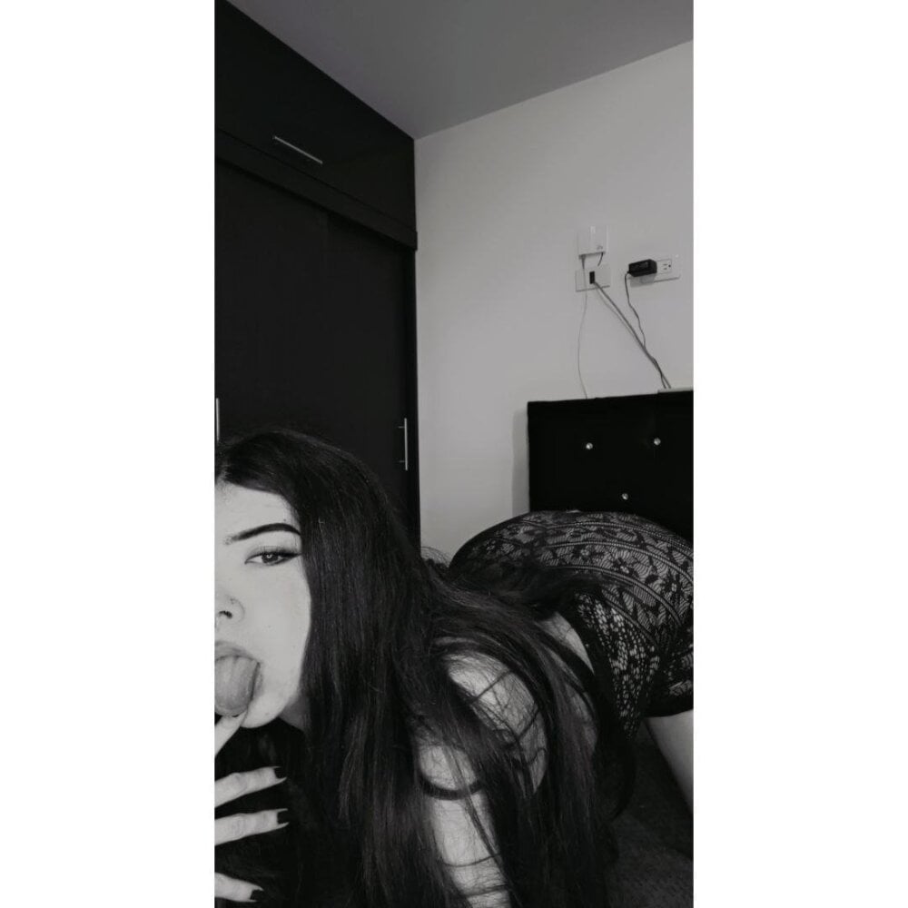 Honey_pau's Offline Chat Room