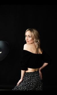 Emely_Star's Offline Chat Room