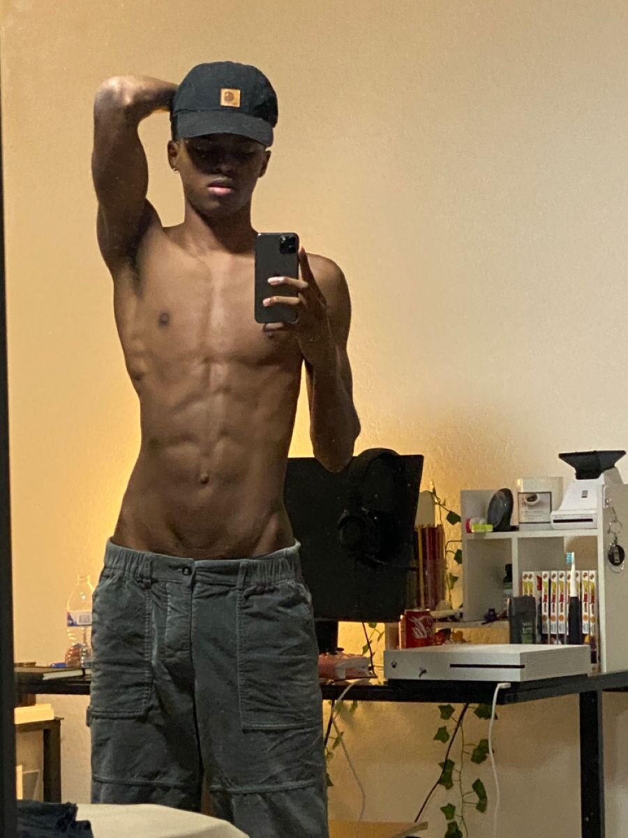 XXX Porn Photo of Nude PetiteBIGblackboy 1