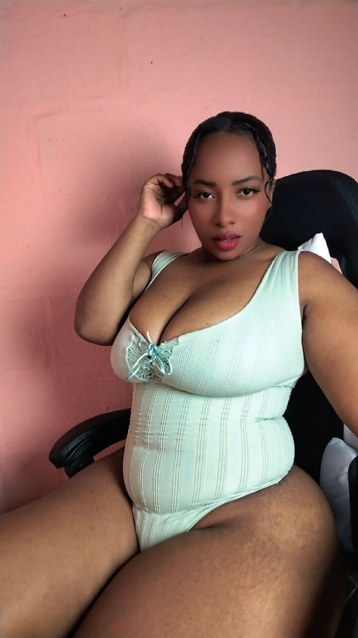 XXX Porn Photo of Nude SweetBustyRoxyXXX 6