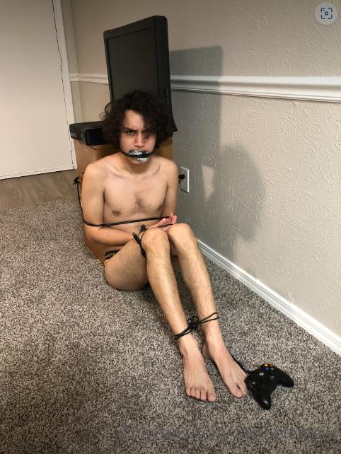 XXX Porn Photo of Nude zacthefeetguy 5