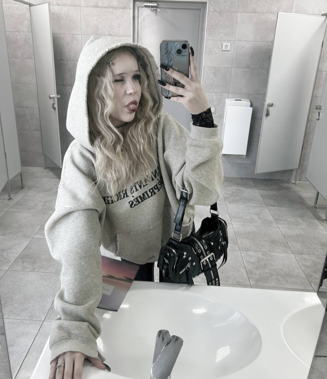 XXX Porn Photo of Nude Mollywannatouch 1