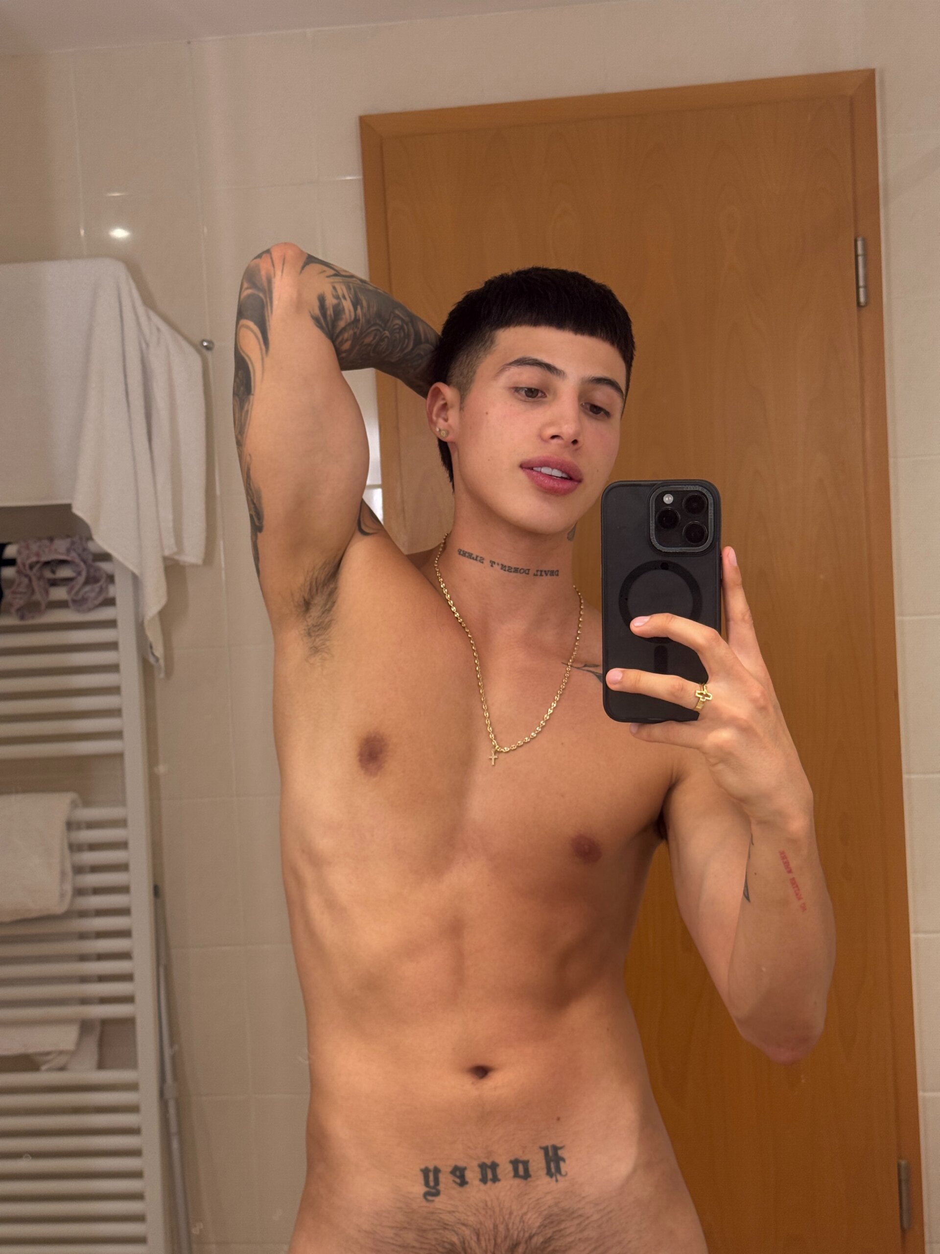 XXX Porn Photo of Nude Felipevalbuena 4