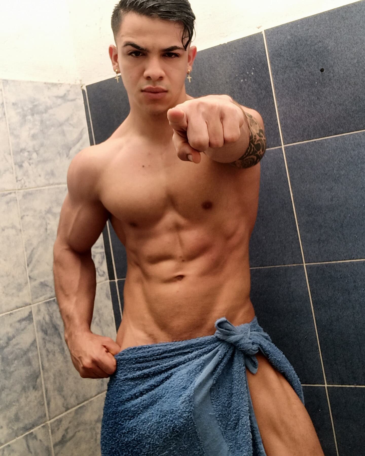 XXX Porn Photo of Nude TheMuscularVenezuelanMan 3